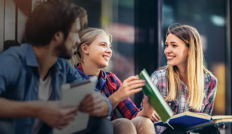 Studierende der PFH beim Lernen im Freien