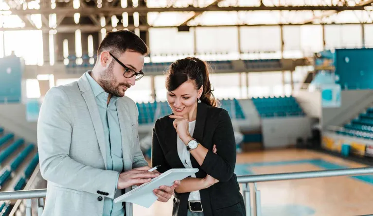 Studentin leitet Sport- und Eventmanagement nach erfolgreichen BWL Studium mit Schwerpunkt