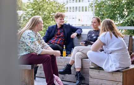 Studierende sitzen zusammen am Campus Göttingen der PFH