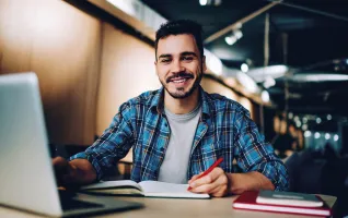 Junger Student informiert sich über Finanzierungsmöglichkeiten des Studiums