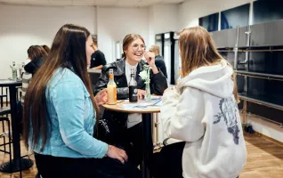 Studieninteressierte beim Studieninfotag der PFH