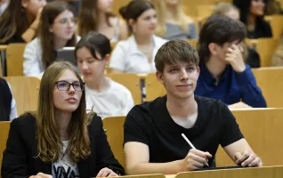 Zwei Schüler:innen im Hörsaal bei psychology4school.
