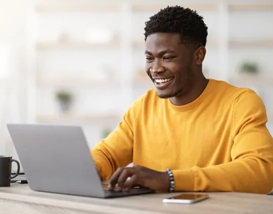 Student sieht sich am Laptop Inhalte des Master Arbeitsrecht und Personalmanagement Fernstudiums an