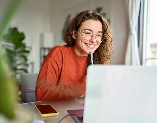 Studentin studiert am Laptop im Fernstudium Soziale Arbeit berufsbegleitend und NC-frei