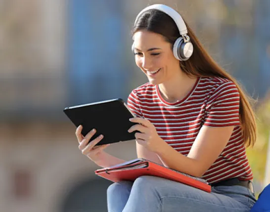 Studentin studiert am Tablet im Fernstudium Heilpädagogik berufsbegleitend und NC-frei