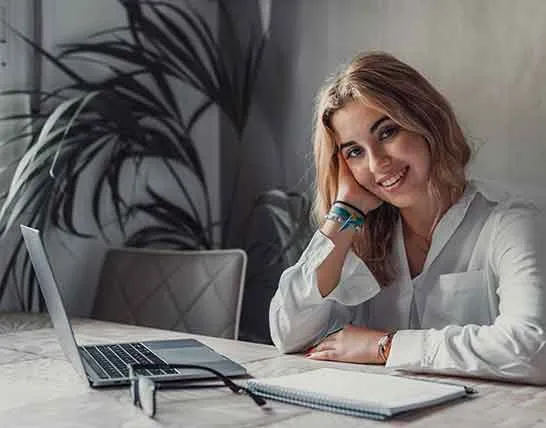 Student studiert am Laptop im Fernstudium Wirtschaftsrecht berufsbegleitend und NC-frei