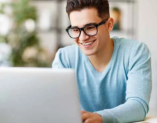 Student studiert am Laptop im Fernstudium Master Arbeitsrecht LLM berufsbegleitend und NC-frei