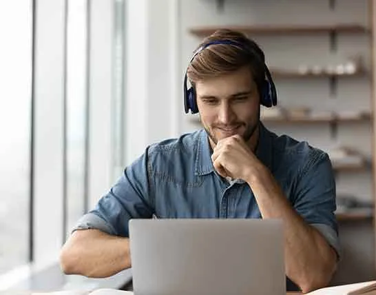 Student studiert am Laptop im Fernstudium Vertriebspsychologie berufsbegleitend und NC-frei