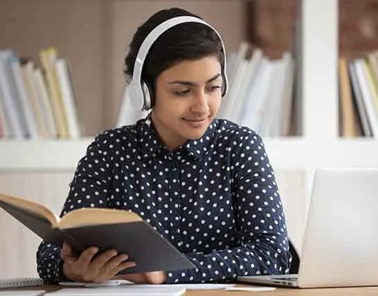 Studentin studiert am Laptop im Fernstudium Online-Marketing berufsbegleitend und NC-frei