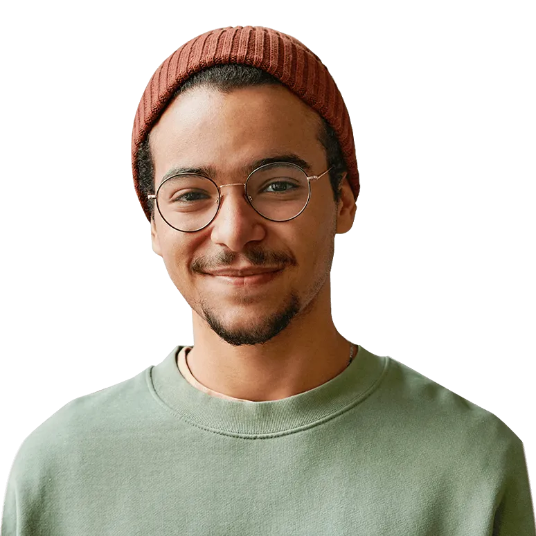 Ein Masterstudent aus dem Master-Studium Digitalization and Automation mit grünem Pullover und roter Mütze lächelt in die Kamera.