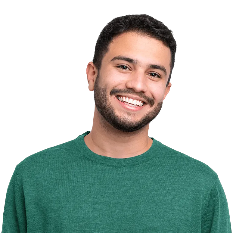 Ein Student im Masterstudium mit grünem Pullover freut sich über die Inhalte im Studium Industrial Engineering an der PFH Stade.