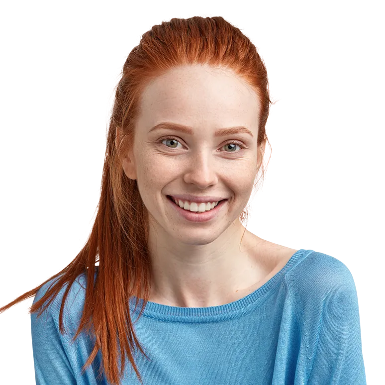 Eine Studentin im Master Medizinische Orthobionik trägt einen hellblauen Pullover, sie hat ihre roten Haare in einem Zopf gebunden und lächelt in die Kamera.