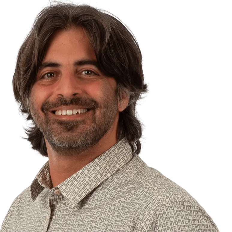 Professor Youssef Shiban trägt ein hellblaues Hemd und lächelt in die die Kamera, er unterrichtet im Masterstudium Psychologie an der PFH in Göttingen.