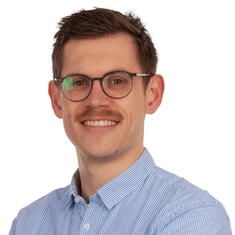 Christoph Schröder trägt ein blau-weiß gestreiftes Hemd und eine Brille, er lehrt als Dozent im Bachelor Wirtschaftsrecht an der PFH Göttingen.