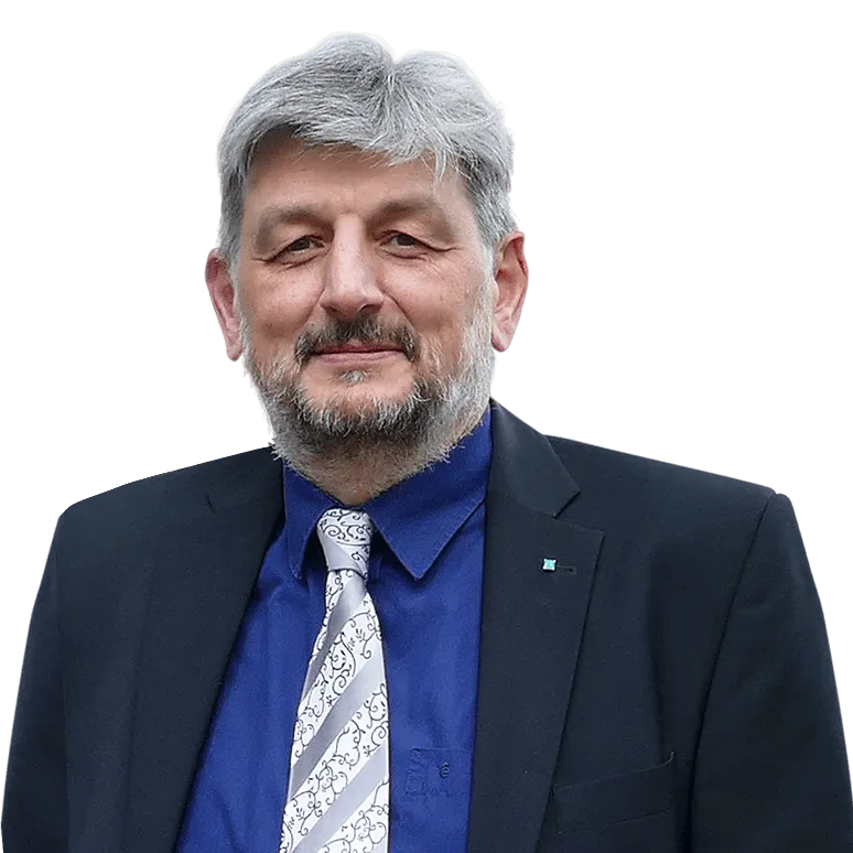 Professor Avgustinov ist Dozent an der PFH Göttingen und unterrichtet im Industrial Engineering-Studium an der PFH, er trägt ein blaues Hemd und einen dunklen Anzug.