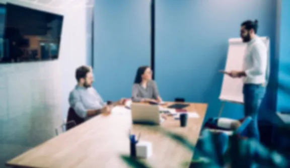 Studenten lernen gemeinsam im Büro im Medienmanagement Fernstudium 