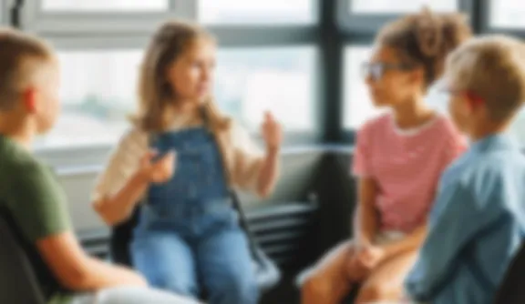 Kinder sitzen im Kreis im Fernstudium Psychologie des Kindes- und Jugendalters. 