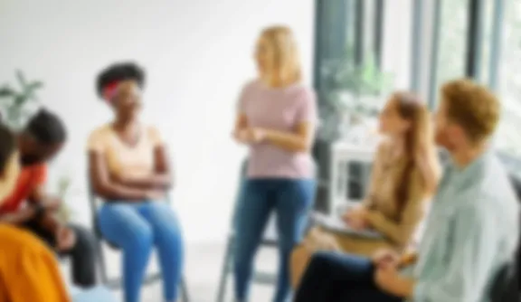 Psychologie-Studenten üben Gespräch im Sitzkreis im Psychologie-Fernstudium Master an der PFH
