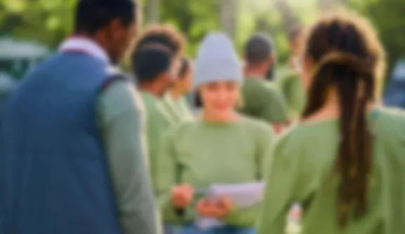 Studenten des Fernstudium Soziale Arbeit stehen im Kreis und sprechen miteinander 