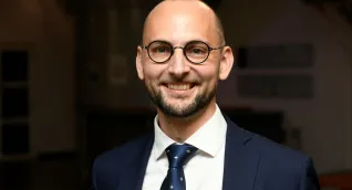 Prof. Dr. jur. Andreas Ruster lächelt in die Kamera