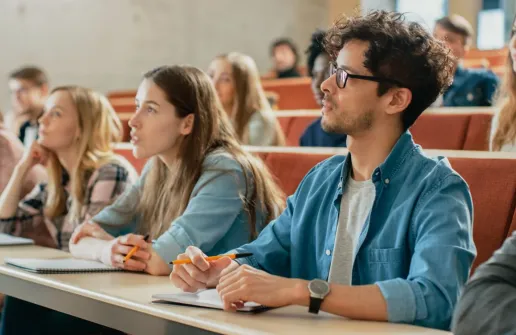 Studierende sitzen in der Vorlesung und lernen die Inhalte im Studium