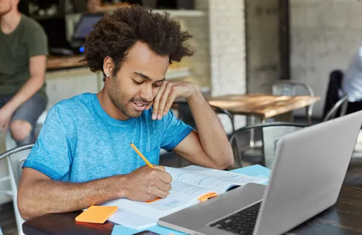 Student recherchiert am Laptop Medienmanagement und Kommunikationsmanagement Karriereaussichten