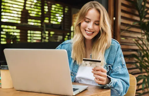 Studentin recherchiert PFH-Fernstudium-Finanzierung-Stipendien