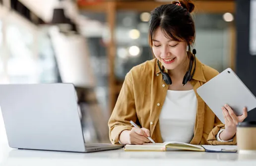 Studentin informiert sich über Inhalte des Master Studiums Advanced Management im Fernstudium