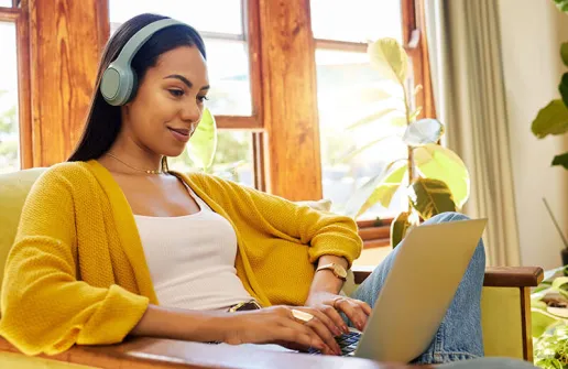 Student sieht sich am Laptop Inhalte des Master Advanced Management Fernstudiums an