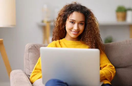 Student sieht sich am Laptop Inhalte des Master BWL Fernstudiums an