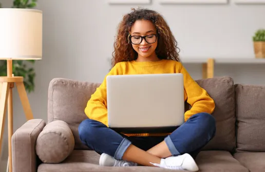 Studentin sieht sich am Laptop Inhalte des Master MBA Fernstudiums an