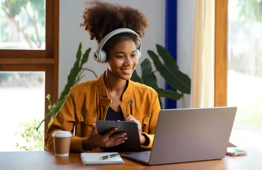 Studentin ist am Laptop und sieht Inhalte des Master Psychologie Fernstudiums