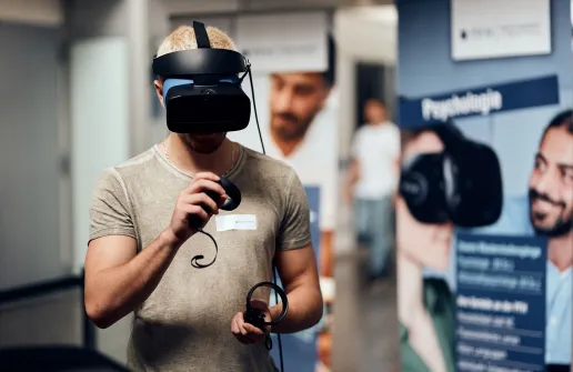 Studieninteressierter trägt VR-Brille