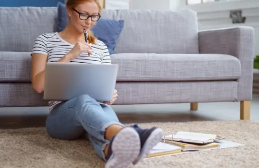 Studentin studiert Wirtschaftsingenieurwesen berufsbegleitend von zuhause aus