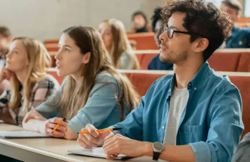 Studierende sitzen in der Vorlesung und lernen die Inhalte im Studium