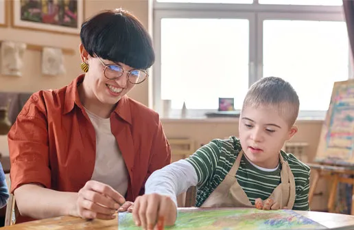 Heilerziehungspflegerin mit abgeschlossenem Heilpädagogik Fernstudium arbeitet mit Klient