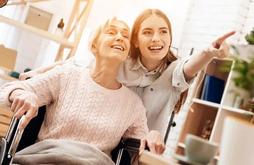 Sozialarbeiterin mit abgeschlossenem Sozialarbeit-Fernstudium kümmert sich um eine ältere Klientin