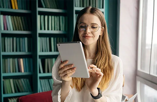 Studentin testet das Heilpädagogik Fernstudium am Tablet