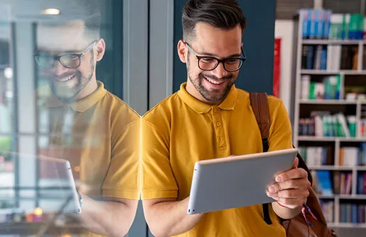 Student testet das Kindheitspädagogik Fernstudium am Tablet