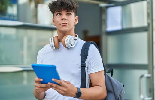 Student testet das Soziale Arbeit Fernstudium am Tablet