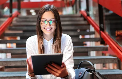 Studentin testet das Sozialpädagogik Fernstudium einphasig an ihrem Tablet