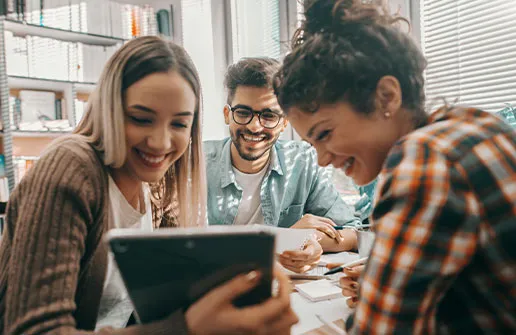 Studenten testen das Sozialpädagogik Fernstudium am Tablet
