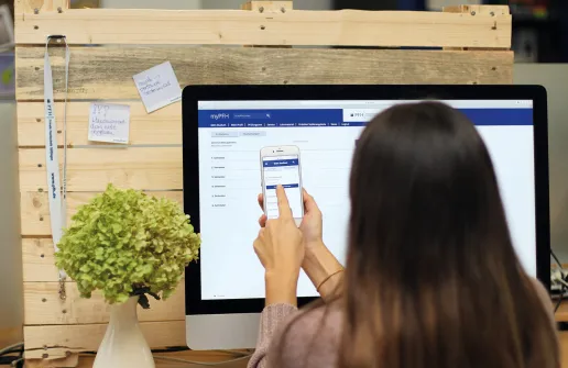 Studierende lernt mit dem E-Campus myPFH.