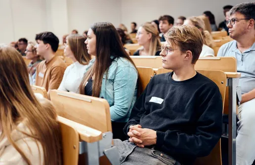 Campusstudierende sitzen im Auditorium.