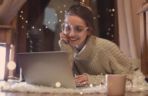Frau lernt für ihr Fernstudium an der PFH und profitiert vom Weihnachtsrabatt 